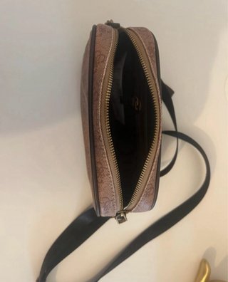 Bolso bandolera Guess marrón monograma