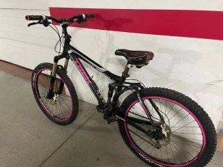 Bicicleta Trek Montaña Negra y Rosa