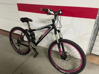 Bicicleta Trek Montaña Negra y Rosa
