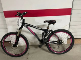 Bicicleta Trek Montaña Negra y Rosa