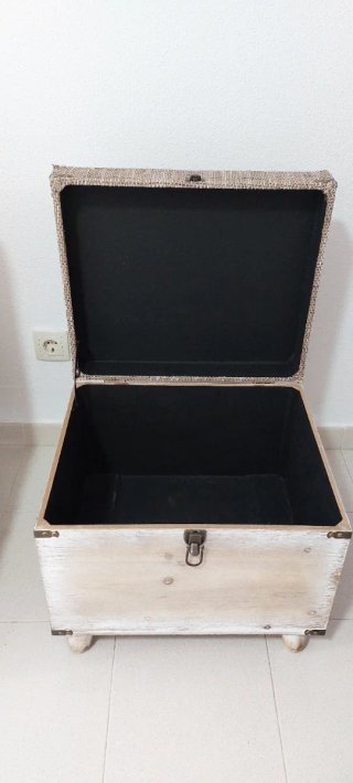 2 Baúles de madera con tela y junco