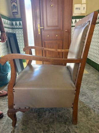 Butaca antigua de madera y piel