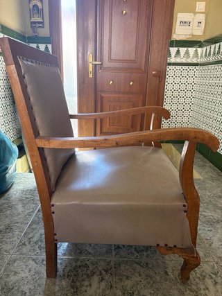Butaca antigua de madera y piel