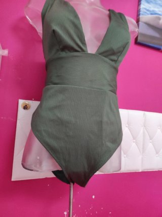 Bañador verde con escote profundo