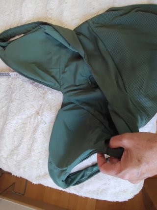 Bañador verde con escote profundo
