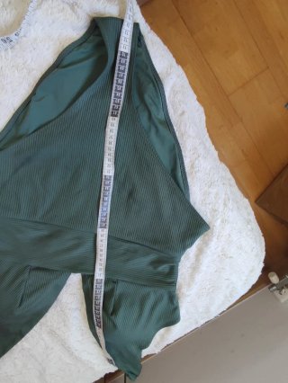 Bañador verde con escote profundo