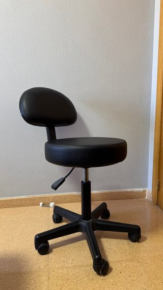 Taburete giratorio negro con respaldo