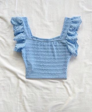 Blusa azul con volantes