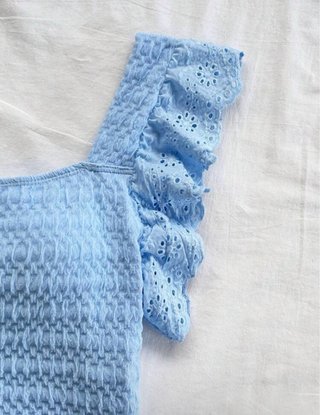 Blusa azul con volantes