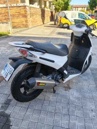 Aprilia Sportcity 250 Scooter Blanca y Negra