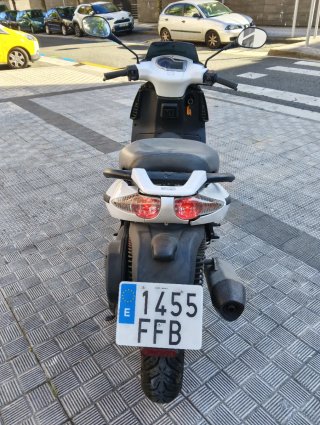 Aprilia Sportcity 250 Scooter Blanca y Negra