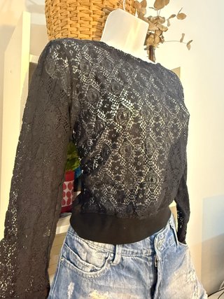 Preciosa blusa de encaje negro bordado - Strena S