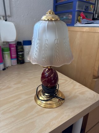 Lámpara de mesa dorada y burdeos