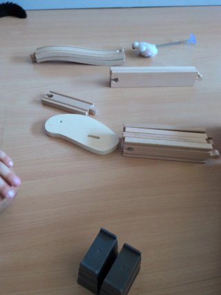 Torre de juegos con tobogán y columpio