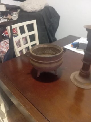 Lote Antigüedades: Figura, Candeleros y Caldero
