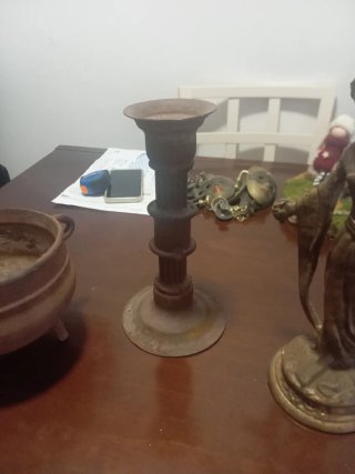 Lote Antigüedades: Figura, Candeleros y Caldero