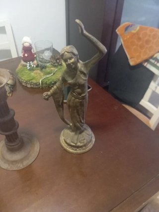 Lote Antigüedades: Figura, Candeleros y Caldero