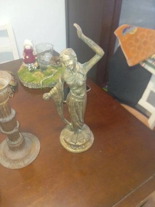 Lote Antigüedades: Figura, Candeleros y Caldero