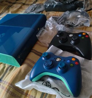 Xbox 360 E Azul 500 GB Completa