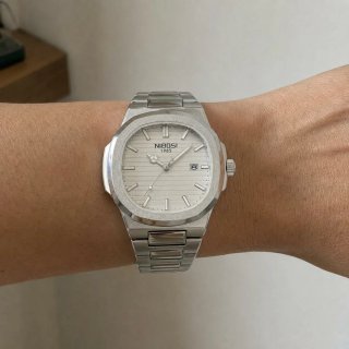 Reloj Clásico Plateado y Blanco