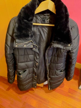 Chaqueta Zara TRF negra con pelo