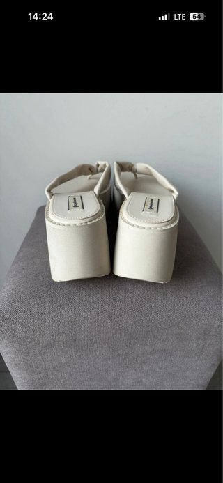 Ciabatte Stradivarius beige con piattaforma
