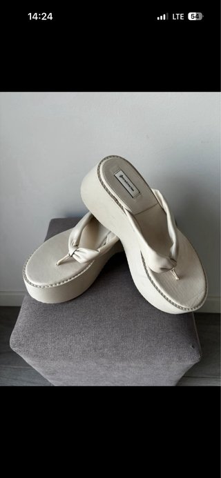 Ciabatte Stradivarius beige con piattaforma