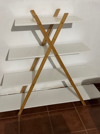 Estantería blanca y madera