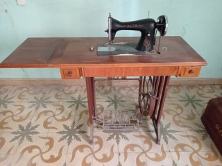 Máquina de coser Alfa antigua