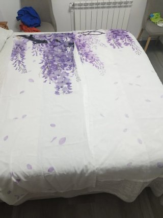 Cortinas moradas y blancas con flores