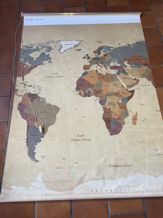 Estor enrollable mapa mundi beige y marrón
