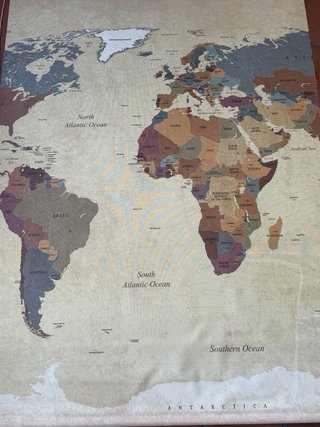 Estor enrollable mapa mundi beige y marrón