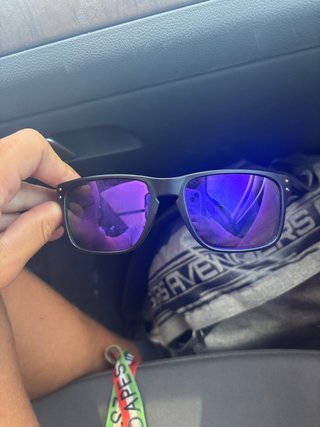 Gafas de sol Oakley negras y moradas.