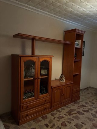 Mueble de madera con vitrina y estanterías