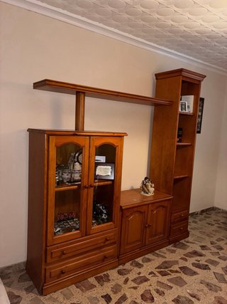 Mueble de madera con vitrina y estanterías