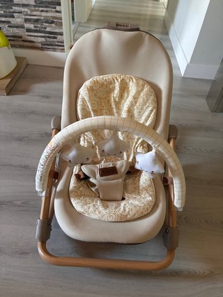 Mecedora para bebé con arco de juegos