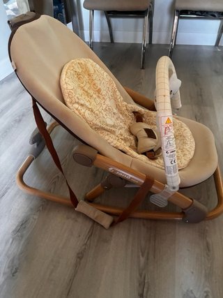 Mecedora para bebé con arco de juegos