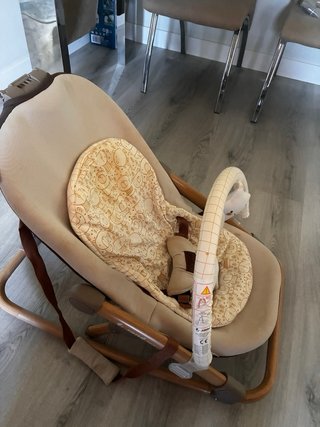Mecedora para bebé con arco de juegos