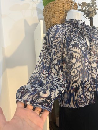 Preciosa blusa semitransparente estilo romántico M