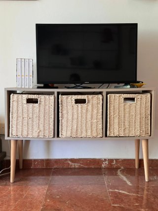 Mueble TV salón con cestas