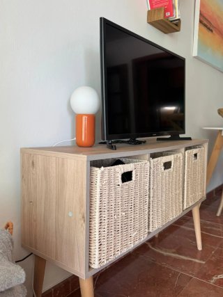 Mueble TV salón con cestas