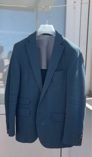 Americana azul, y beig de lino.
