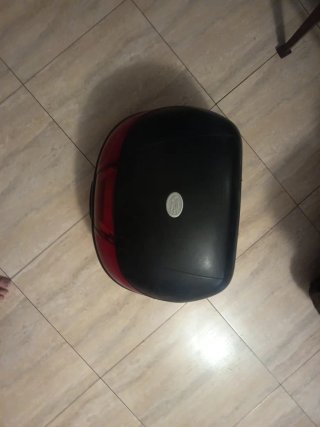 Cofre universal 42L negro y rojo