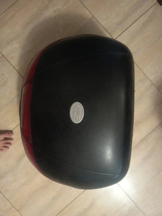 Cofre universal 42L negro y rojo