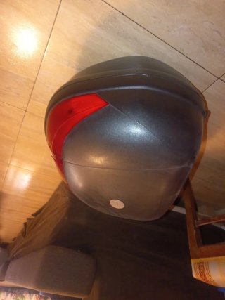 Cofre universal 42L negro y rojo