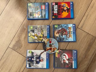 PS4 (PlayStation 4) con juegos y 2 mandos