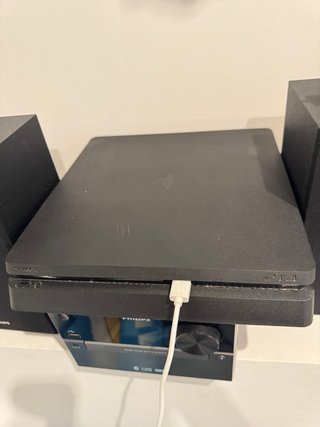 PS4 (PlayStation 4) con juegos y 2 mandos