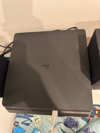PS4 (PlayStation 4) con juegos y 2 mandos