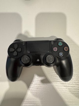 PS4 (PlayStation 4) con juegos y 2 mandos