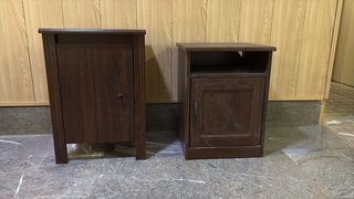 Juego de 2 Mesitas de Noche de Madera